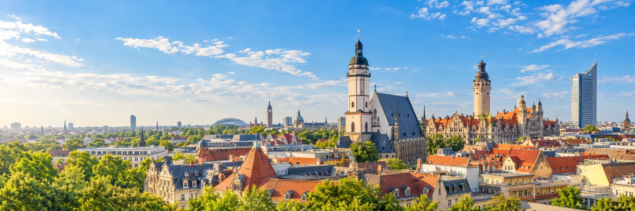 Illustrative Leipziger Stadtansicht mit historischen Türmen und City-Hochhaus